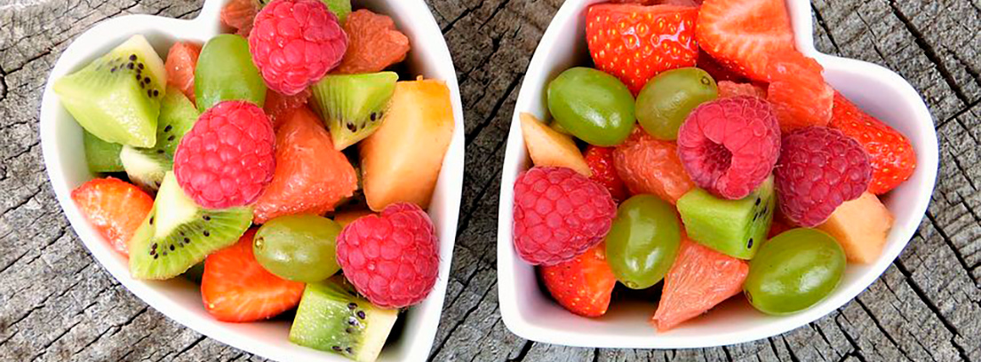 en verano come disfruta y pierde peso dos cuencos en forma de corazón con frutas