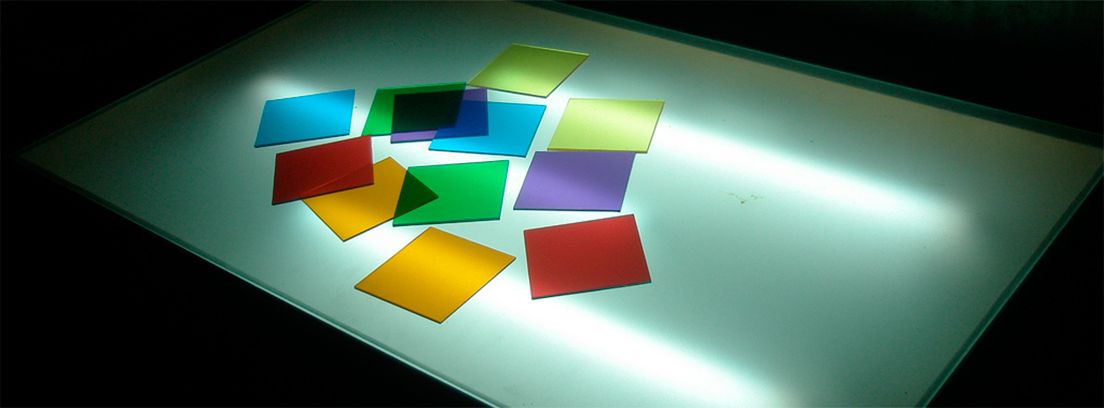 mesa-de-luz-2 mesa de luz con cartulinas de colores