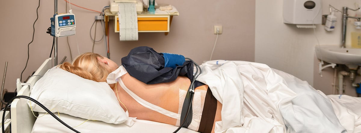 epidural Anestesia epidural: uso y administración: paciente en cama de hospital ladeada