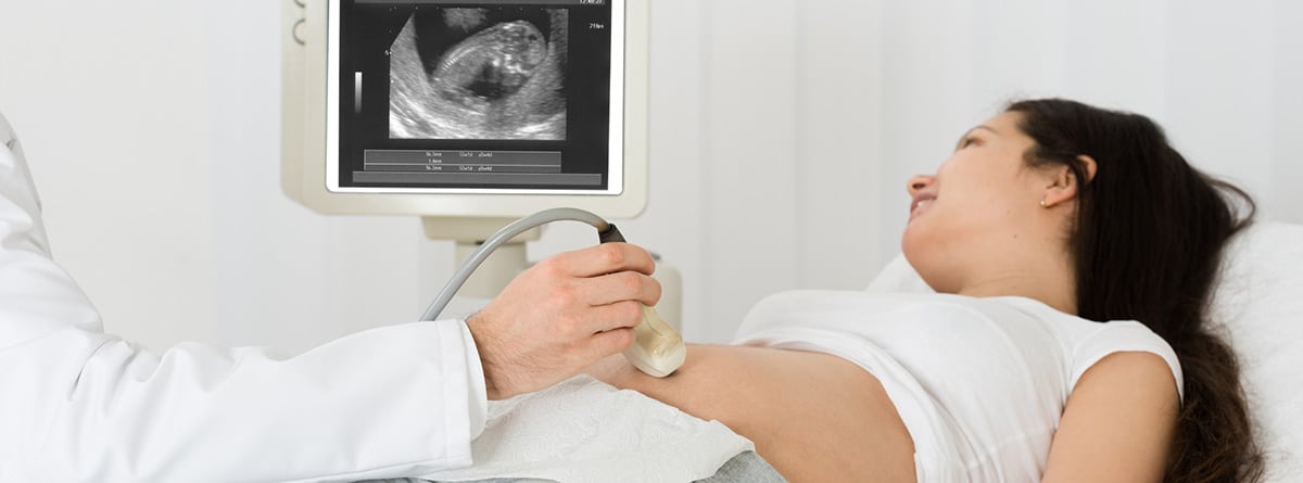 líquido amniótico Médico realizando ecografía a una mujer embarazada en la clínica