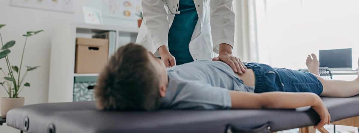 Gastroentiritis en niños Niño en una camilla