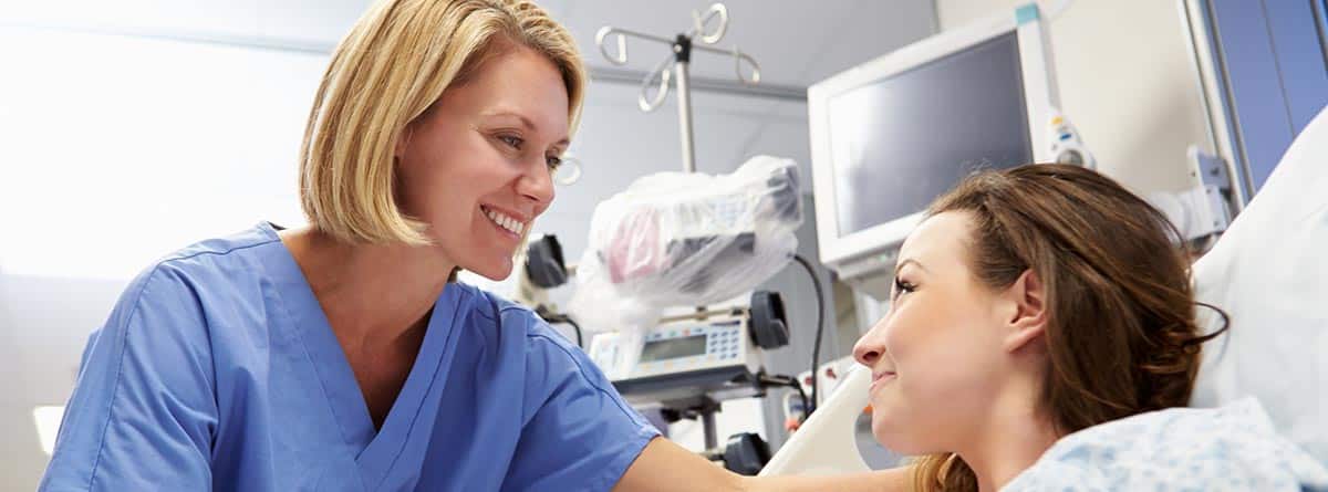 Urgencia médica Médico atendiendo a un paciente