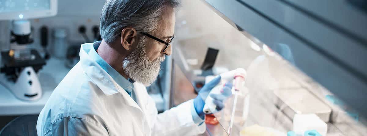 Enfermedad Idiopática Científico trabajando en un laboratorio